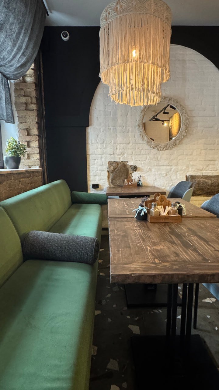 Фотогалерея кафе У Груши - зал ресторана в историческом здании