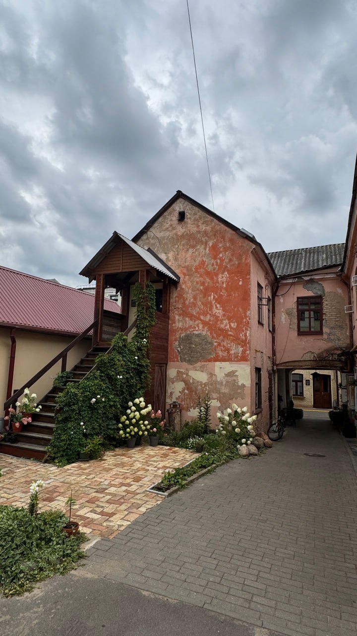 Фотогалерея кафе У Груши - атмосферный интерьер и меню