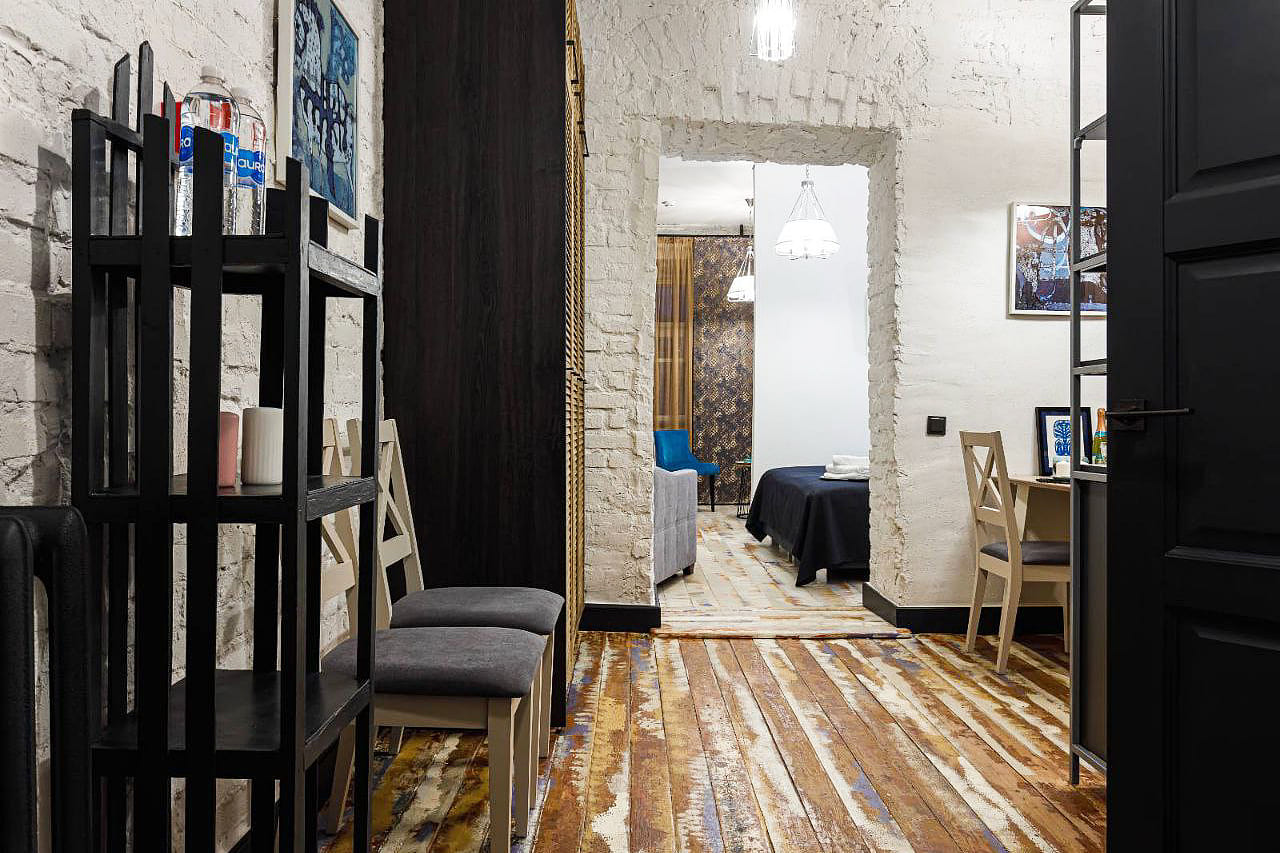 Апартаменты Студио №1 в апарт-отеле У Груши Гродно - интерьер номера с арт-галереей