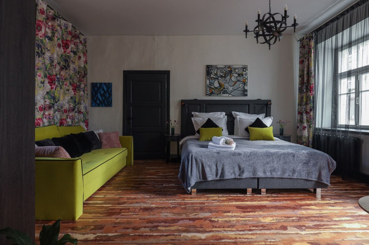 Апартаменты Студио №2 в апарт-отеле У Груши Гродно - просторный номер с арт-интерьером