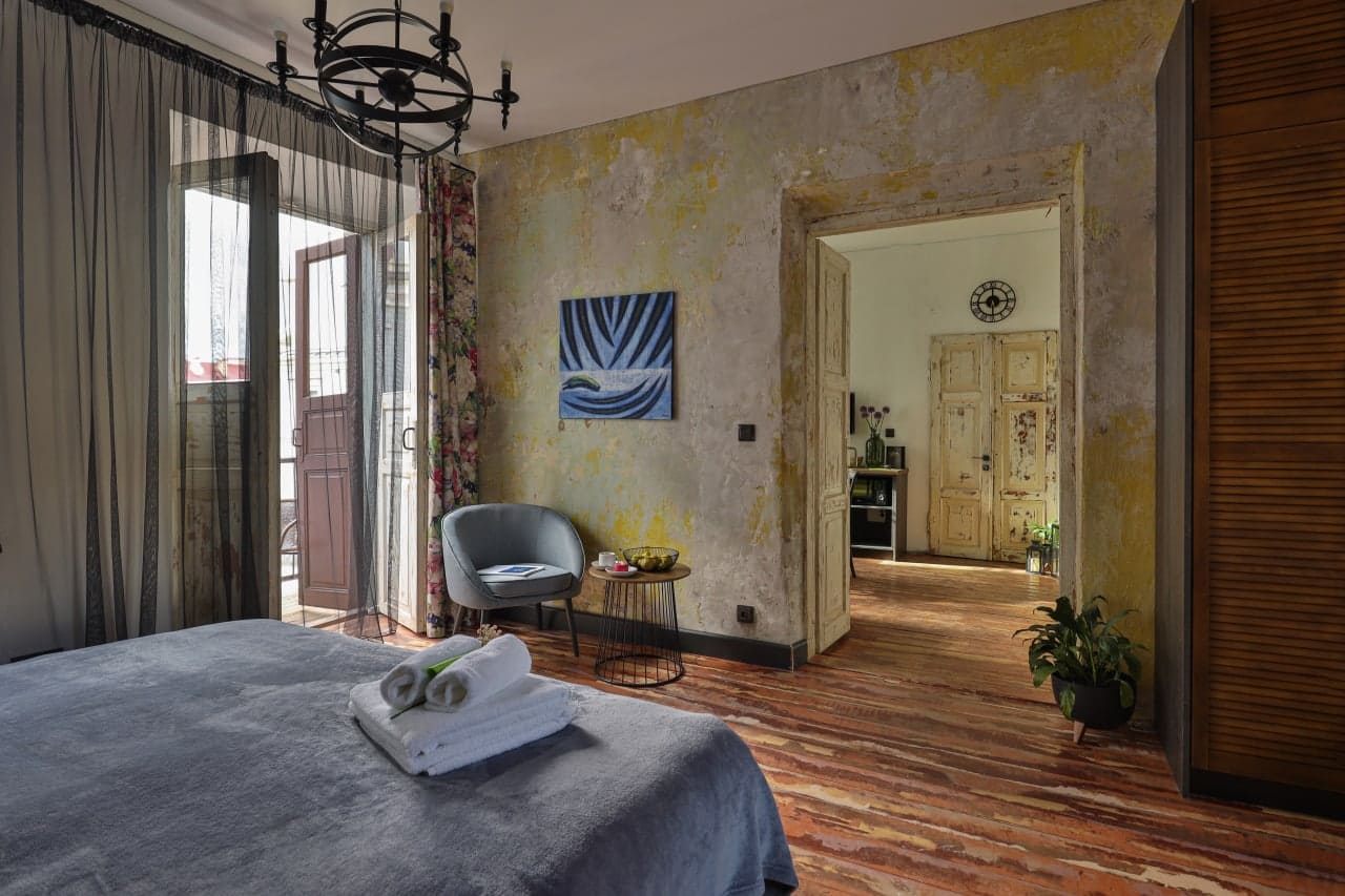 Апартаменты Студио №2 отель У Груши - спальная зона и зона отдыха