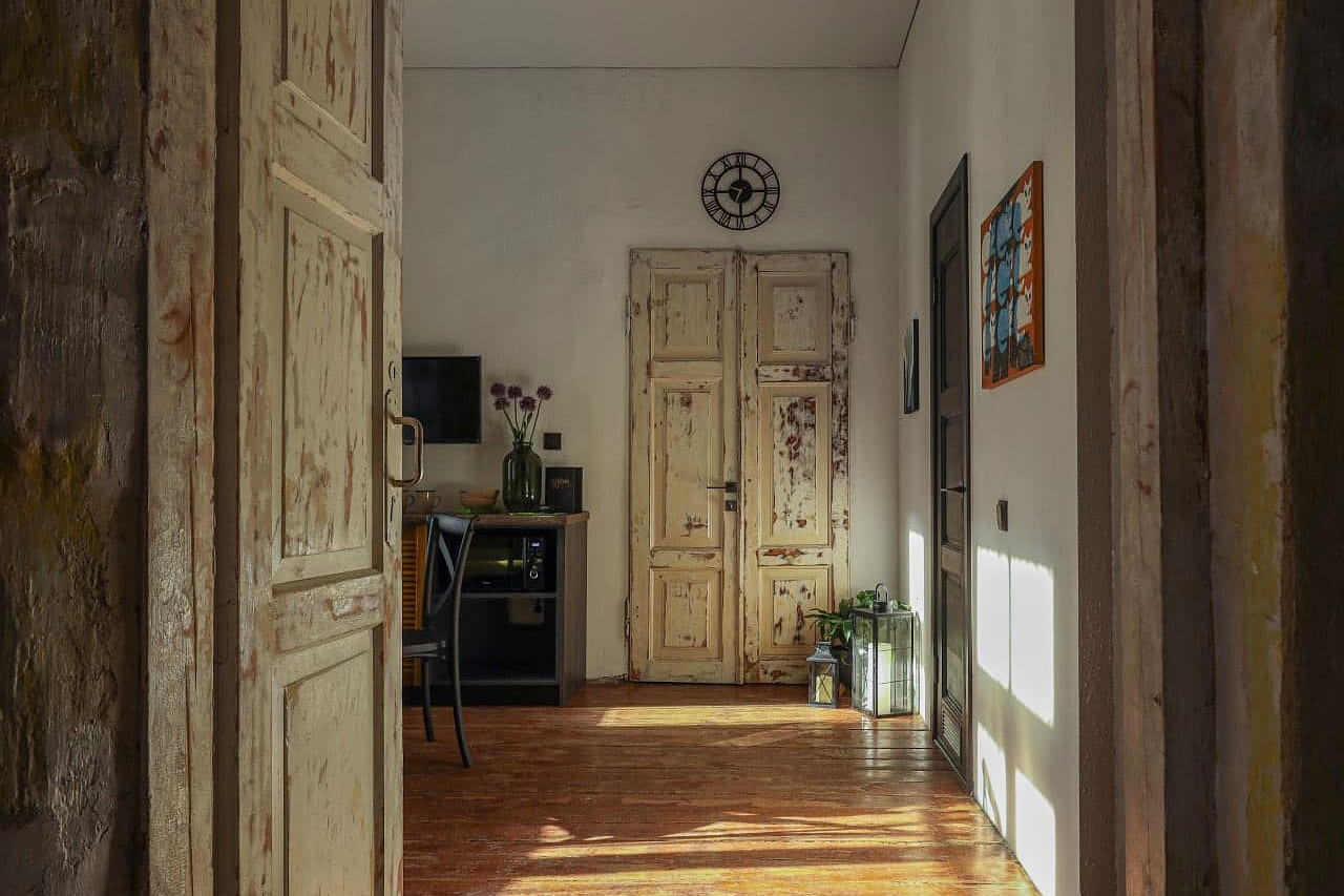 Апартаменты Студио №2 отель У Груши - интерьер с винтажными элементами