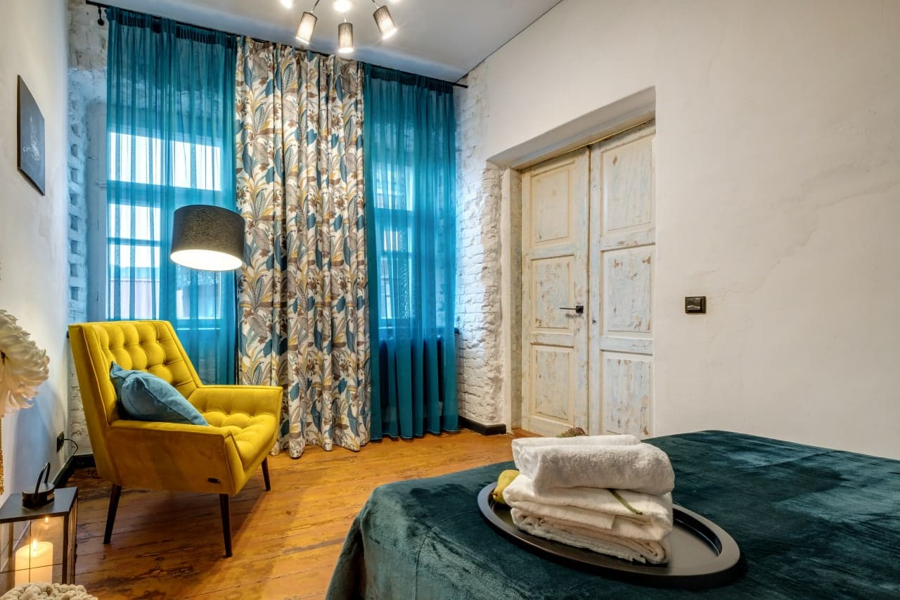 Апартаменты Студио №3 отель У Груши - спальная зона и зона отдыха