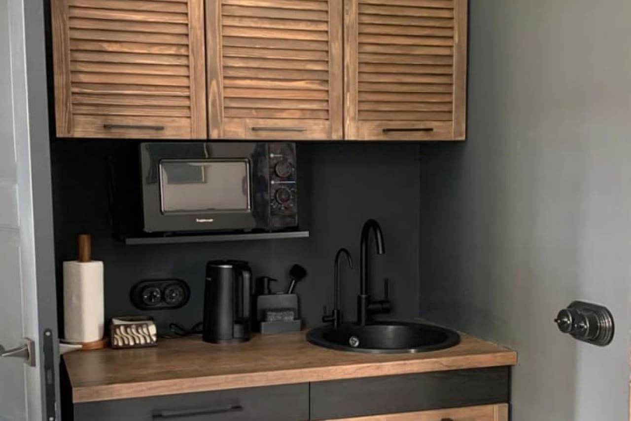 Апартаменты Студио №5 центр Гродно - кухонная зона и обеденный стол