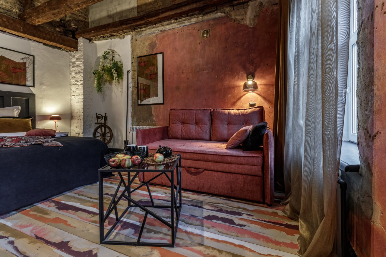 Апартаменты Студио №6 отель У Груши - спальная зона и зона отдыха